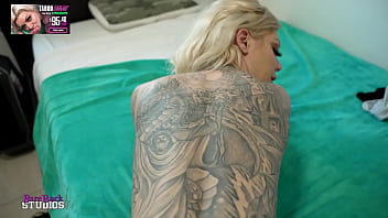 Татуированная блондинка Karma RX стонет от проникновения члена в пердак